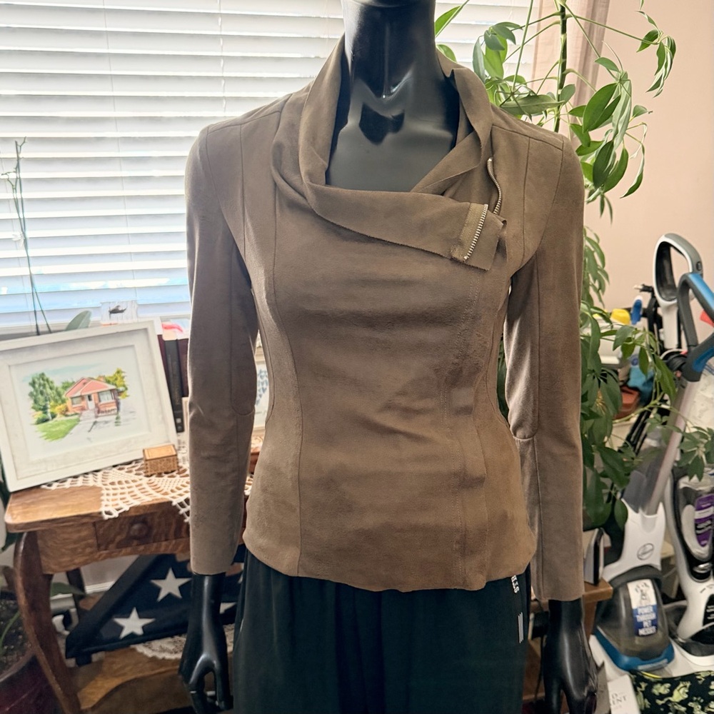 Fitted Top “ANGL” - Olive Green Suede
Size S